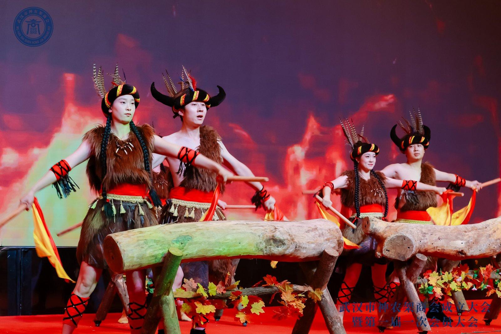 武汉市神农架商会成立大会现场表演神农架特色舞蹈