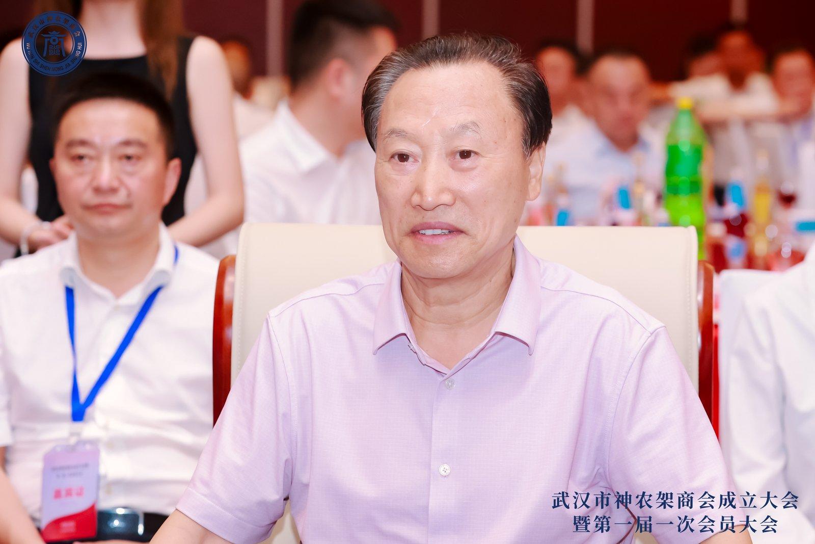 神农架退休领导谭微在出席武汉市神农架商会成立大会