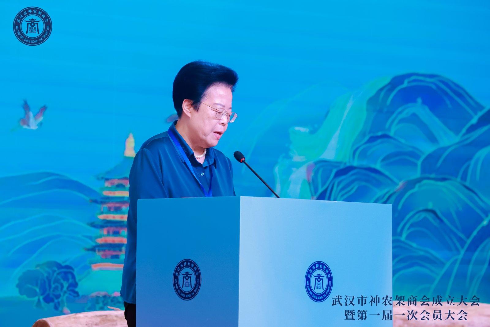 湖北省楚商联合会执行秘书长程爱芬在武汉市神农架商会成立大会上作重要讲话周军在武汉市神农架商会成立大会上作重要讲话